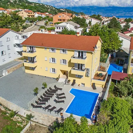 In Mit Gemeinsamem Pool Und Grill By Interhome *
