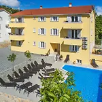 In Mit Gemeinsamem Pool Und Grill By Interhome