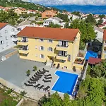 In Mit Gemeinsamem Pool Und Grill By Interhome *