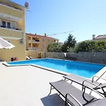 In Mit Gemeinsamem Pool Und Grill By Interhome Baška