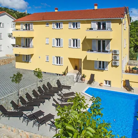 In Mit Gemeinsamem Pool Und Grill By Interhome